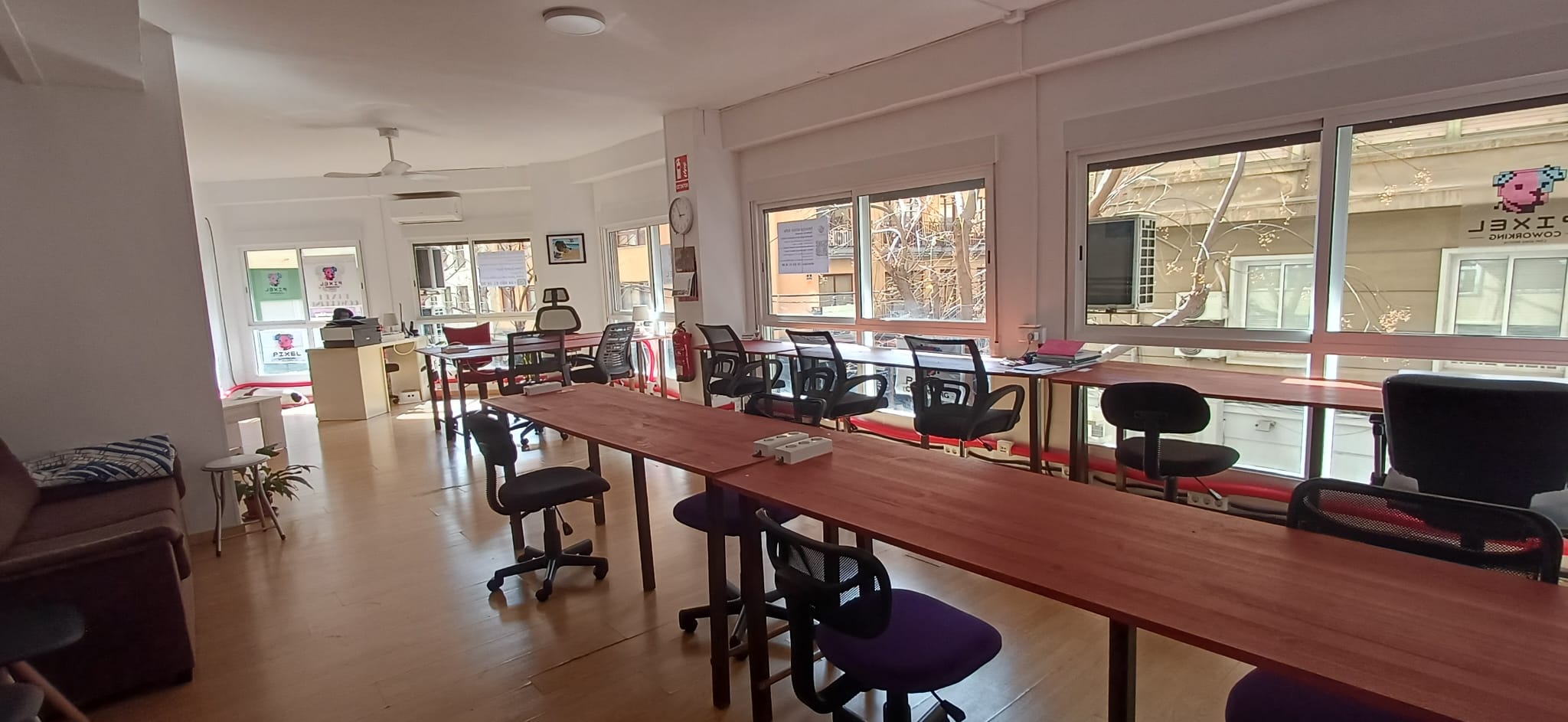 Zona café y kitchenette en Pixel Coworking